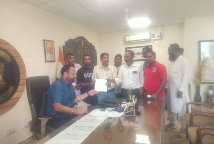 Migrant workers' organizations submitted a memorandum to the district administration in the name of the Chief Minister, President, Chief Justice of the Supreme Court.